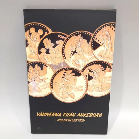 Guldmynt Elizabeth II - 24K guld, 7 stycken, komplett uppsättning "DISNEY - VÄNNERNA FRÅN ANKEBORG, GULDKOLLEKTION", Ø11 mm, varje mynt väger 0,5 gram, upplaga 1500 ex, mynten förvaras i myntkapslar med tillhörande kassetter 55x90mm, löstagbara, i samlingspärm, serien utgavs 2016 genom Mynthuset Sverige, samlingspärmen något skadad, 24K    Vikt: 3,5 g