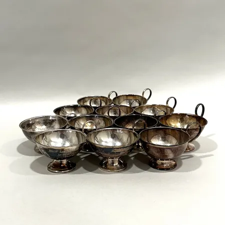 Punschkoppar 12st, gravyr, 4st med emaljdetaljer, skeva, silver 830/1000 Vikt: 386,1 g