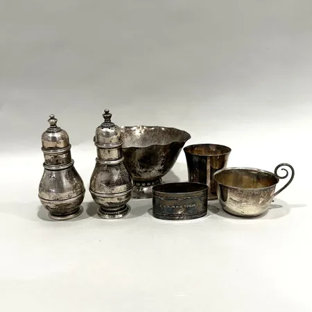 Diverse silver, gravyr, skeva/buckliga, skadade, silver 830/1000 Vikt: 199,5 g