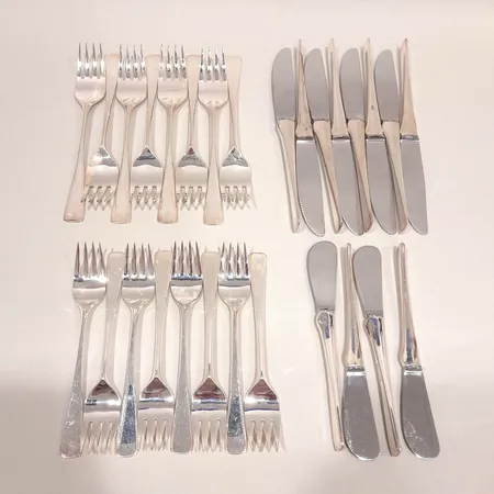 Diverse silver, Tårtspade 1st, Serveringssked 1st, Såsslev 1st, Bordsgafflar 8st, Bordsknivar 8st, Bordsskedar 8st, Smörgåsgafflar 8st, Smörgåsknivar 8st, Dessertskedar 8st, Smörknivar 4st, Modell Sten Sture, schatull, silver 830/1000 Vikt: 2331 g