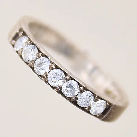 Ring med vita stenar, stl 17, bredd 3mm, repig, silver 925/1000 Vikt: 2,3 g