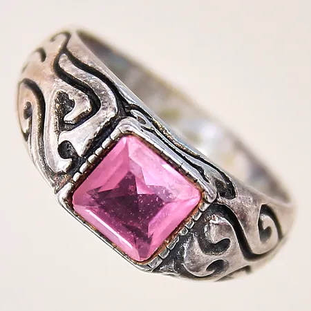 Ring med dekor samt rosa sten, stl 17, bredd 3,5-7,8mm, smärre nagg, silver 925/1000 Vikt: 3,2 g