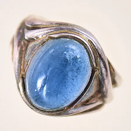 Ring med dekor samt blå sten, stl 16,5, bredd 3,5-16mm, repig sten, silver 830/1000 Vikt: 4,3 g