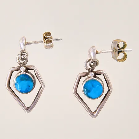Ett par örhängen med plastdetaljer, 24x12mm, skeva, silver 925/1000 Vikt: 3,1 g