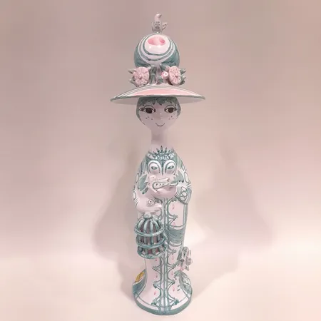 Figurin, ''Förår'', M20, formgivare Björn Wiinblad, ur serien De fyra årstiderna, Danmark, monogramsignerad, daterad -86, höjd ca 34,5cm, etikettmärkt, fajans, avslag vid hatt, mindre tillverkningsfel, troligen andrasortering, inköpskvitto från Rambusch år 1986 Skickas med postpaket.