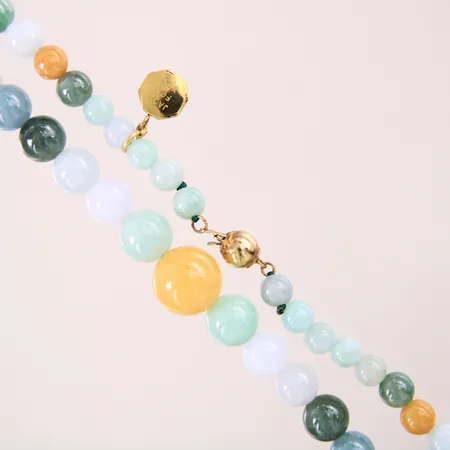 Collier med jade i olika färger, längd ca 57cm, bredd 5-15mm, lås i förgylld metall, bruttovikt: 74,0g