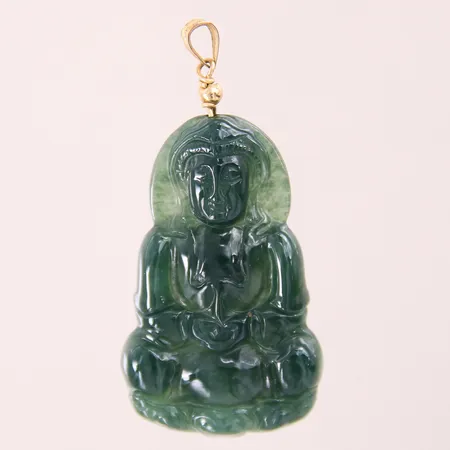 Hänge med motiv av Buddha i jade, 50x25mm, felstämplad, ögla i förgylld metall, bruttovikt: 9,3g