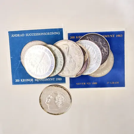 Diverse olika silvermynt, nio stycken, två med plastetuier med slitage, ett mynt som innehåller 40% silver, resterande mynt i 92,5% silver, silver 400-925/1000 Vikt: 235,7 g