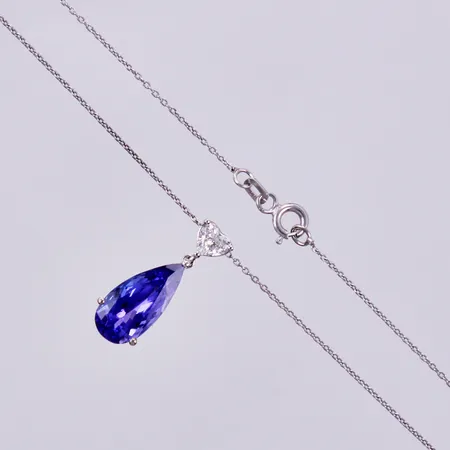  Hänge samt kedja med droppslipad tanzanit, ca 2,85ct, samt hjärtslipad diamant ca 0,30ct, kvalitet ca J/SI, längd på kedja 44 cm, höjd på hänge 20 mm, vitguld Vikt: 3 g