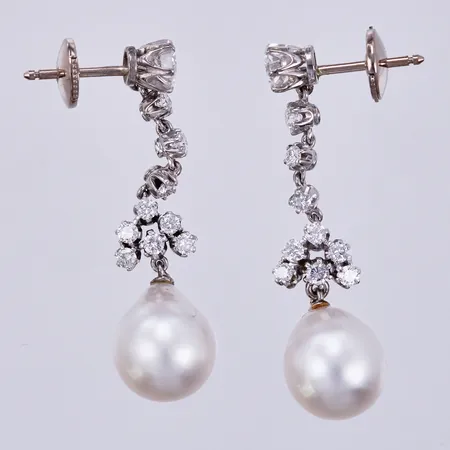 Ett par örhängen med odlade pärlor Ø ca 10,3mm samt diamanter 1 x ca 0,35, 1 x ca 0,05, 8 x ca 0,03ct, längd ca 4,0cm, bredd ca 2,6-8,3mm Vikt: 7,8 g