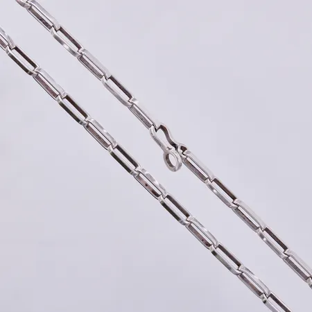 Kedja längd ca Guld & Silversmederna Cecilia-Ki, K-J Johansson 1972, längd ca 93cm, bredd ca 5mm, silver Vikt: 69,5 g