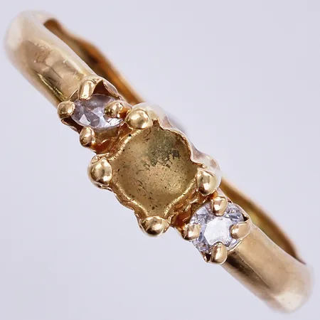 Ring, bucklig, saknar sten, med 2 vita stenar, 18K Vikt: 1 g