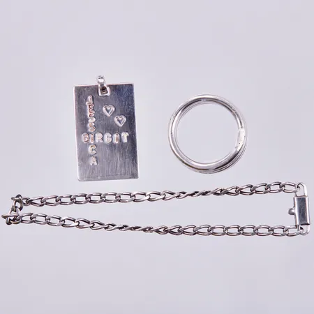 1 Armband defekt, 1 hänge graverad, 1 ring ostämplad, silver Vikt: 14,3 g