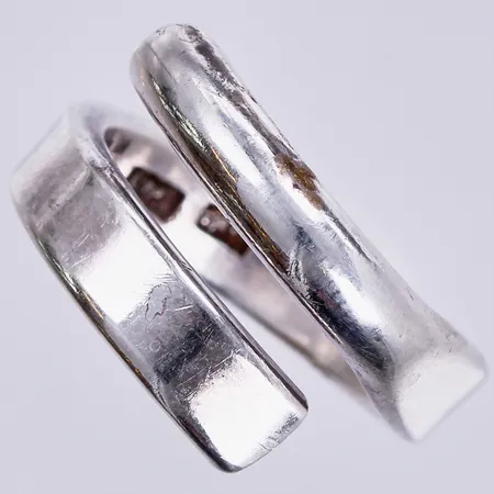 Ring, otydliga stämplar, stl: 16, bredd ca 4-10mm, silver Vikt: 7,1 g