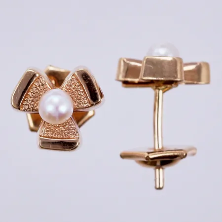 Ett par örhängen Ø 8mm med odlade pärlor 2mm, 18K Vikt: 1,2 g
