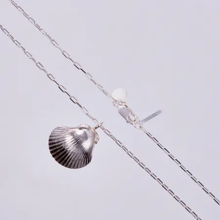 Kedja längd ca 49cm, bredd ca 1mm, hänge längd ca 15mm, Jane Koenig, silver Vikt: 4,6 g