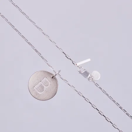 Kedja längd ca 49cm, bredd ca 11mm, hänge "B", Ø 15mm, Jane Koenig, 925/1000 silver Vikt: 4,2 g