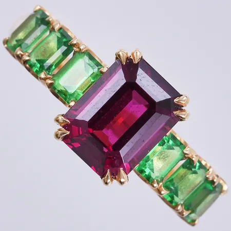 Ring med granat 3,01ct samt tsavoriter ca totalt 1,32ct, enligt bifogat certifikat GRC Thailand, stl: 17 ¾, 18K Vikt: 4,4 g