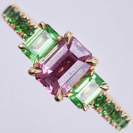 Ring med granat ca 1,42ct samt tsavoriter ca totalt 0,32ct, enligt bifogat certifikat GRC Thailand, stl: 17 ¾, 18K Vikt: 2,9 g