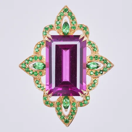 Hänge med granat 6,25ct enligt bifogat certifikat GRC Thailand, samt tsavoriter enligt gravyr: 0,37ct, längd ca 24mm, bredd ca 19mm, 18K Vikt: 4,1 g