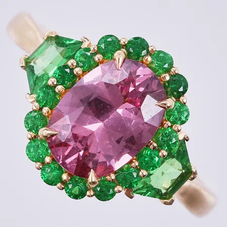 Ring med granat ca 2,41ct samt tsavoriter ca totalt 1,10ct, enligt bifogat certifikat GRC Thailand, stl: 17 ¾, 18K Vikt: 5,1 g