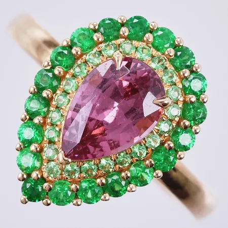 Ring med granat ca 2,15ct samt tsavoriter ca totalt 0,85ct, enligt bifogat certifikat GRC Thailand, stl: 18, 18K Vikt: 6,5 g