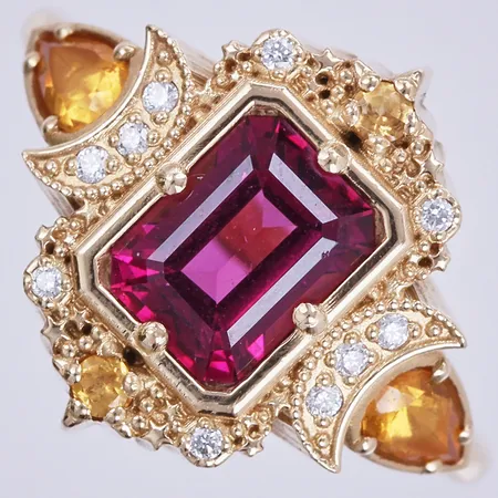 Ring med granat & stenar samt diamanter som indikerar på syntetiska ca 10x0,01ct, stl: 17 ¾, bredd ca 2-16mm, 14K Vikt: 7,4 g