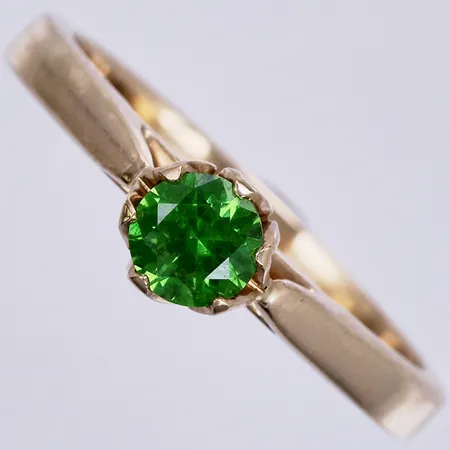 Ring med tsavorite, stl: 18 ¾, bredd ca 2-5mm, 14K Vikt: 3,9 g