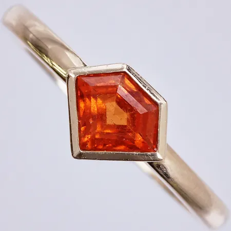 Ring med sten, stl: 18 ¼, bredd ca 2-6mm, 14K Vikt: 2,8 g