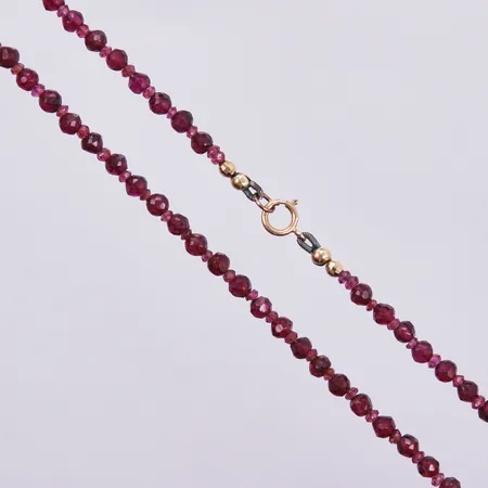 Collier med granater längd ca 39cm, bredd ca 3mm, 14K Vikt: 0 g