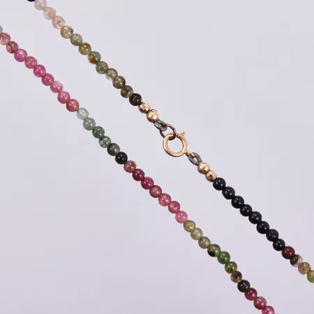 Collier med stenar längd ca 41cm, bredd ca 3mm, 14K Vikt: 0 g