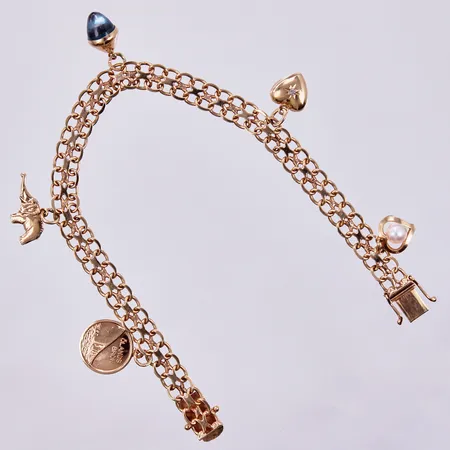 Armband X-länk med fem berlocker, en berlock med gravyr: Ölandsbron, längd: ca 18,5cm, bredd: ca 7mm, 18K Vikt: 14,2 g
