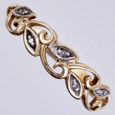 Ring med diamanter ca 5x0,005ct, 18 ¾, bredd ca 2-4mm, GHA, 18K Vikt: 1,8 g