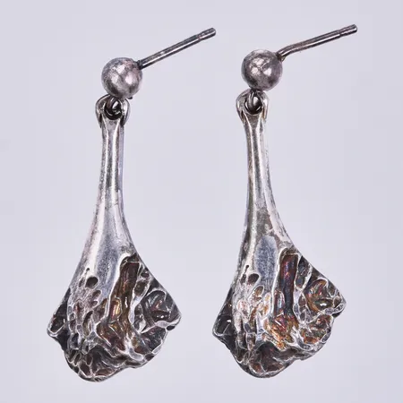 Ett par örhängen, saknar stopp, längd ca 32mm, silver Vikt: 2,7 g