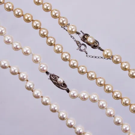 2 Collier med plastpärlor, silverlås, längd ca 38,5cm, bredd ca Ø 6mm, samt 61cm, bredd ca Ø7mm Vikt: 0 g