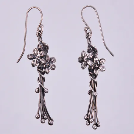 Ett par örhängen, längd: ca 5cm, bredd: ca 4-14mm, 925/1000 silver Vikt: 5,9 g