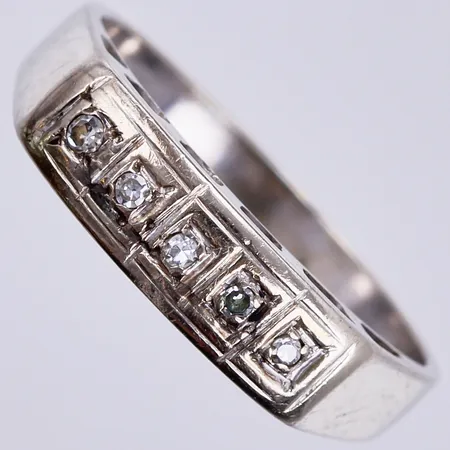 Ring med diamanter ca 5x0,01, 8/8-slipning, stl: 17 ¼, bredd ca  2-4mm, svensk importstämpel, 18K Vikt: 3,5 g