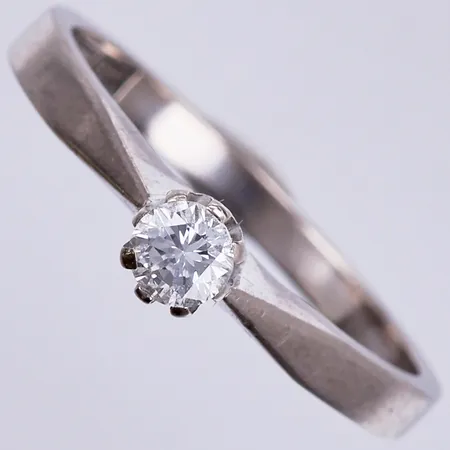Ring med diamant ca 1x0,18ct, 17, bredd ca 1-4mm, sliten fattning, MAG 1979, 18K Vikt: 2,6 g