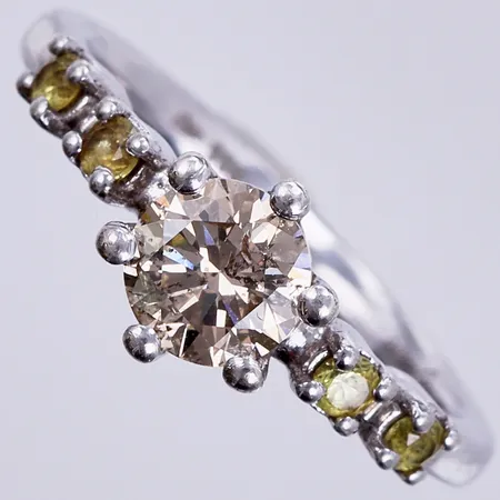 Ring med diamant ca 1x0,58ct, Lt.B. (O-P)/SI2, samt gula stenar, stl: 14¾, bredd ca 2-6mm, gravyr: eternal flame, 925/1000 silver Vikt: 2,1 g