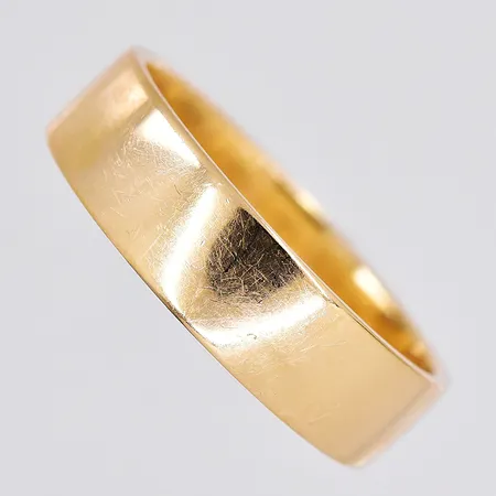 Ring, stl 20¾, bredd 6,1mm, graverad, 18K   Vikt: 8,1 g