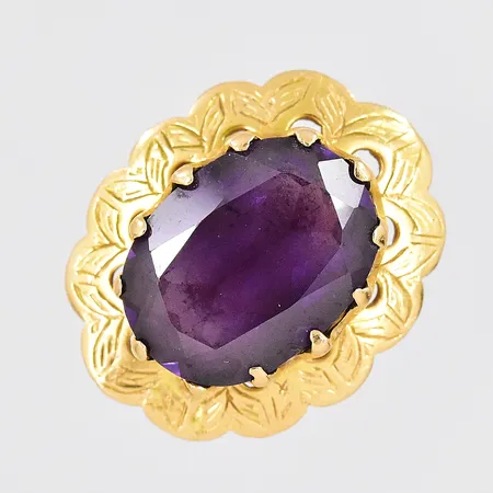 Ring med lila sten, stl 19¼, ovandel bredd 30,4mm, 18K, bruttovikt 20,1g 