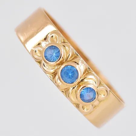 Ring, stl 19½, bredd 5,6mm, ljusblå stenar skadade, 14K  Vikt: 2,3 g