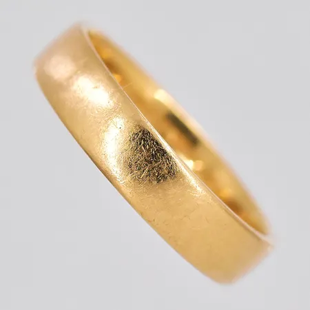 Ring, stl 16½, bredd 4mm, personlig gravyr, 18K Vikt: 3,8 g