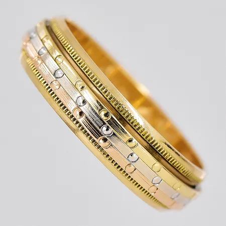 Ring trefärgad, stl 18½, bredd 5,4mm, rörlig mittdel, personligt graverad, 18K Vikt: 4,9 g