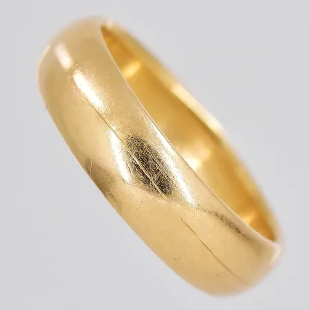 Ring, stl 19¼, bredd 5,8mm, personlig gravyr, 18K Vikt: 8,5 g