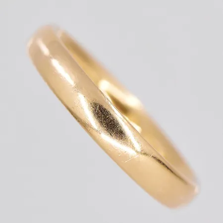 Ring, stl 18½, bredd 3,5mm, personlig gravyr, 18K Vikt: 4,5 g