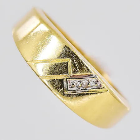Klackring, stl 16¼, ovandel bredd 5,8mm, klämd skena, 18K Vikt: 2 g