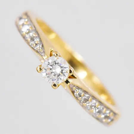 Ring, diamanter 0,20ctv WP enligt gravyr, stl 16, GHA, sliten skena småhack, 18K Vikt: 3,9 g