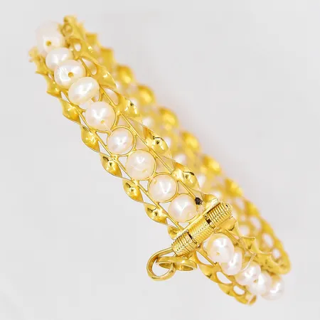 Armring, Ø 56mm, bredd 10,7mm, plasttråd virad genom pärlorna, ostämplad, 18K Vikt: 13,8 g