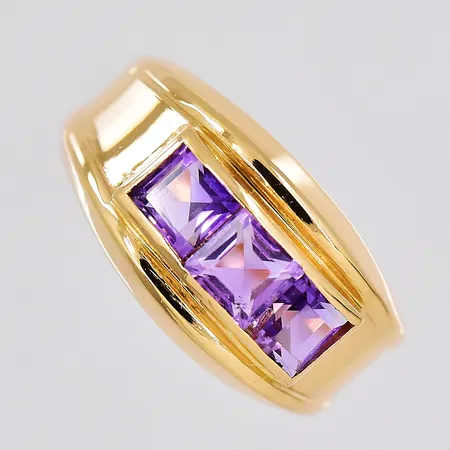 Ring med lila stenar, stl 15, bredd ovandel 9,3mm, 18K Vikt: 3,5 g